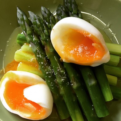 アスパラガスと半熟卵の温サラダの写真