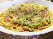 ベーコンレタス、青ネギのクリームパスタの写真