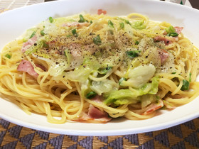ベーコンレタス、青ネギのクリームパスタ