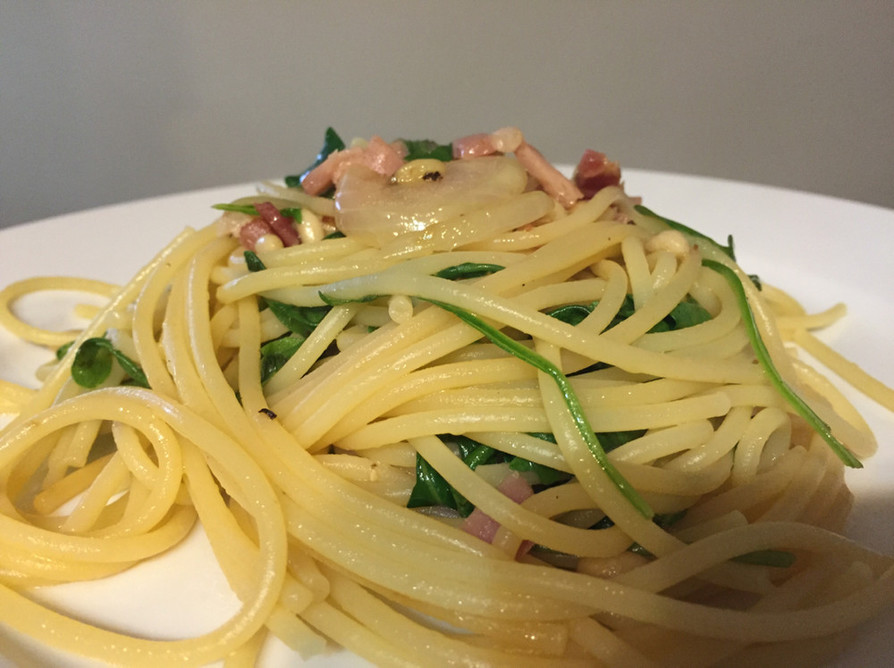 ルッコラ、松の実とベーコンのスパゲッティの画像