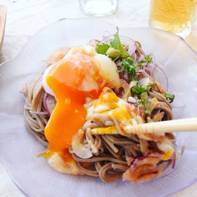 紫玉ねぎの冷やしとろろ蕎麦*温玉のせ♪