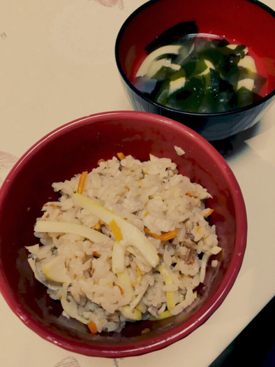 たけのこご飯とたけのこのお味噌汁の写真