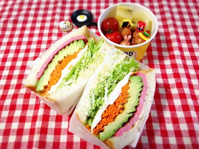 サンドイッチをクッキングシートで包む方法の写真