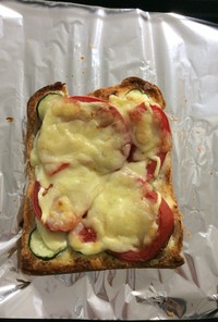 トマトきゅうりチーズトースト