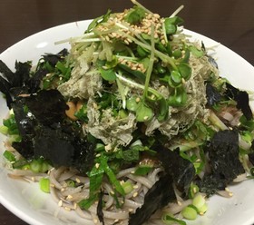 冷やしそば とろろ昆布と納豆のせ
