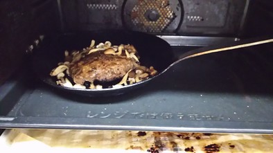 オーブン焼きで仕上げるハンバーグの写真