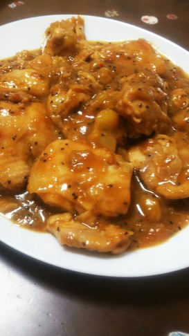 やわらか鶏モモ肉のキウイソース煮込み