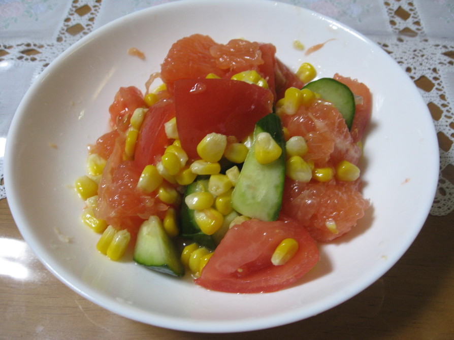 グレープフルーツとトマトのサラダの画像
