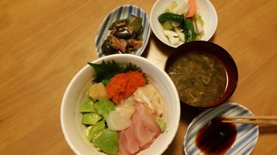 アボガドとお刺身の酢飯丼の写真