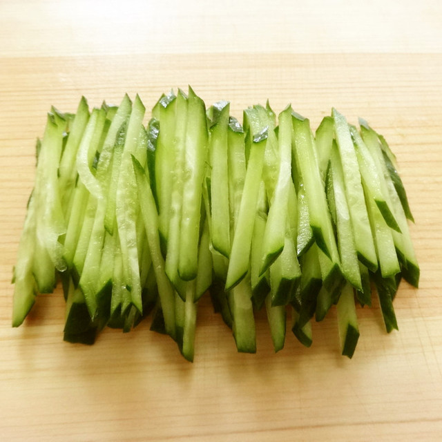 方 冷やし中華 キュウリ の 切り