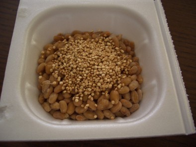 キヌアで納豆の写真