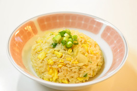 しょうゆ糀の卵レタス炒飯