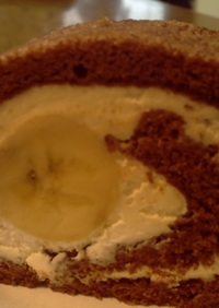 ココア生地のバナナロールケーキ