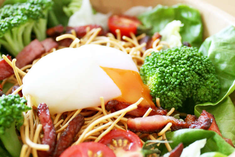 居酒屋風 パリパリ麺の温玉サラダ レシピ 作り方 By Ja全農たまご クックパッド 簡単おいしいみんなのレシピが377万品