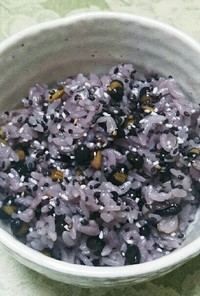 黒千石のダーク・パープル豆ご飯。