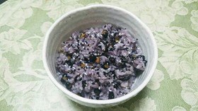 黒千石のダーク・パープル豆ご飯。
