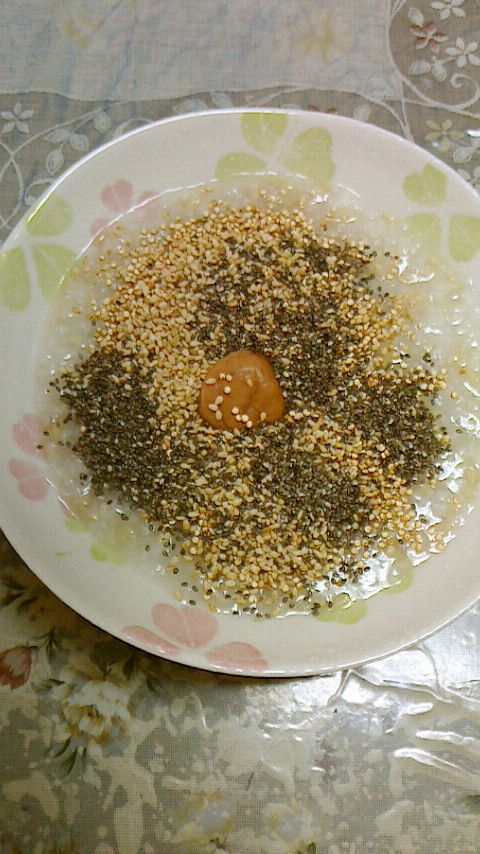 プチプチ♪チアシードキヌア梅干入り玄米粥の画像