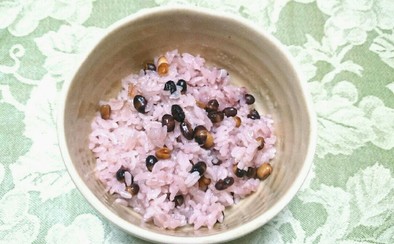 黒千石のピンク・パープル豆ご飯。の写真