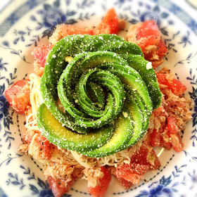 ツナとトマトとアボカドローズの冷製パスタ