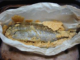 魚のカレー風味塩包み焼きの画像