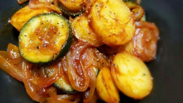 ズッキーニとじゃがいものケチャップ炒め レシピ 作り方 By なかとも クックパッド 簡単おいしいみんなのレシピが355万品