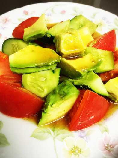 柚子胡椒風味のトマトアボガドサラダの写真