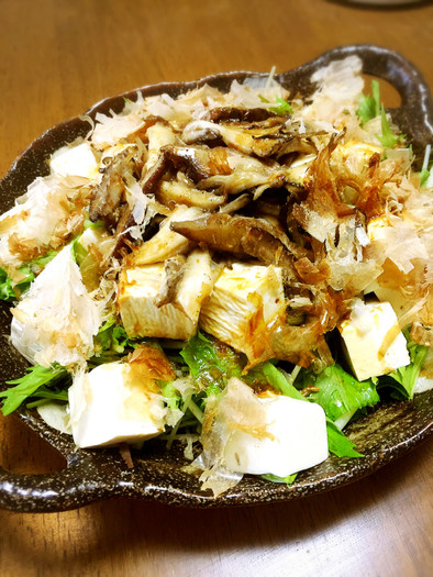 炒めたキノコをのせた水菜と豆腐のサラダの写真