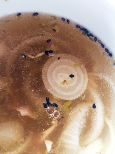 セロリと玉ねぎとベーコンのスープの写真