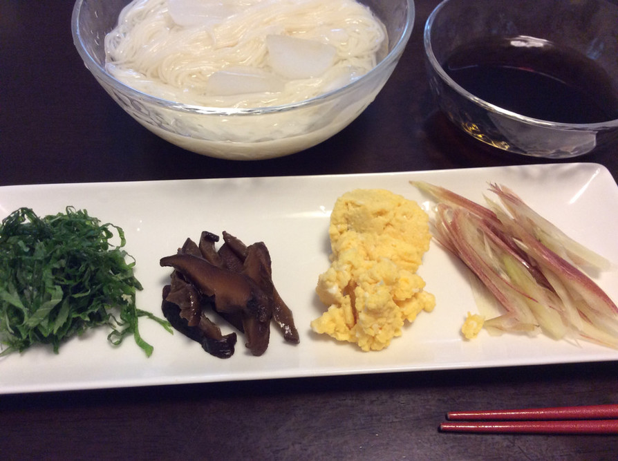 そうめんやちらし寿司に椎茸の甘煮の画像
