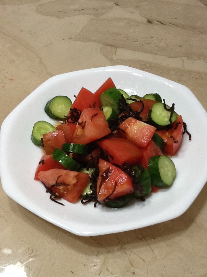 きゅうり・トマトと塩昆布のサラダの画像