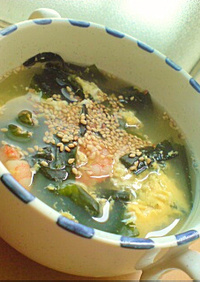 カップ焼きそばに添付の粉で卵わかめスープ
