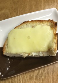 キヌア入り食パンのチーズトースト