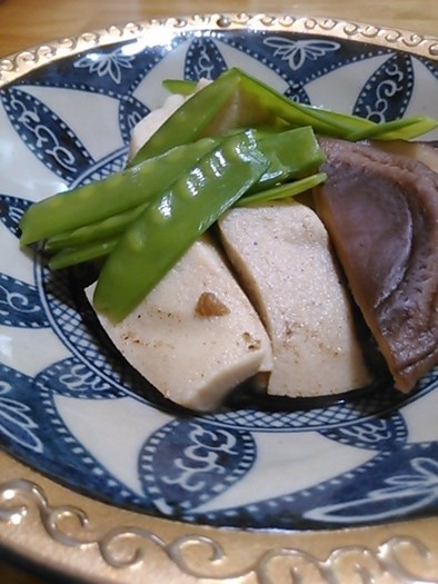 高野豆腐ときぬさやとしいたけの煮物の写真