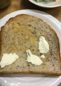 キヌアとくるみ入りの食パンのトースト