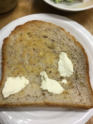 キヌアとくるみ入りの食パンのトーストの写真