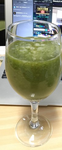 サラダ菜とグレープフルーツのスムージー