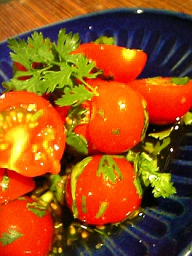 パクチー好きのタイ風味トマトの写真