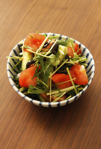 トマト・きゅうり・水菜とオリーブのサラダ