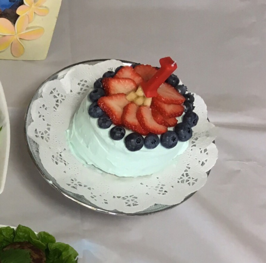 1歳のバースデーケーキの画像
