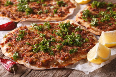ピリ辛ミンチの薄焼きピザ（ラフマジュン）の写真