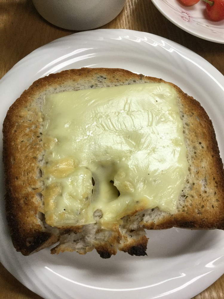 チアシードとくるみの食パンチーズトーストの画像