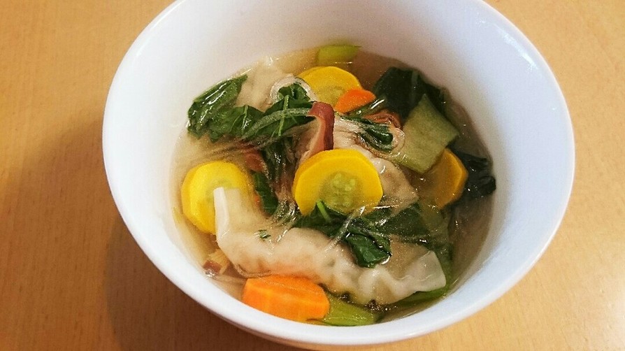 生餃子と野菜たっぷり春雨スープの画像