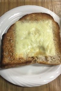 キヌアとくるみ入り食パンのチーズトースト