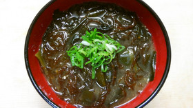 簡単!朝食に♪もずくとワカメのお味噌汁*