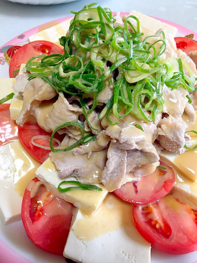 簡単なヘルシー豆腐と冷しゃぶのサラダの写真