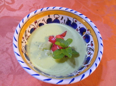 アボカドの冷たいスープの写真