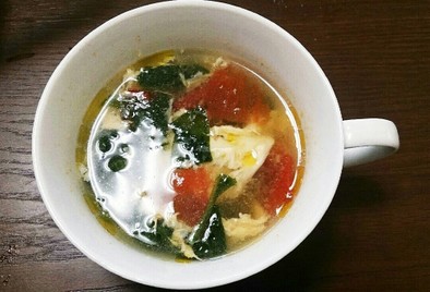 卵とトマトの夏野菜スープの写真