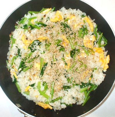 卵と小松菜の簡単チャーハン♪野菜残りご飯の写真