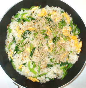 卵と小松菜の簡単チャーハン♪野菜残りご飯