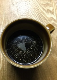 チアシード入りのブラックコーヒー